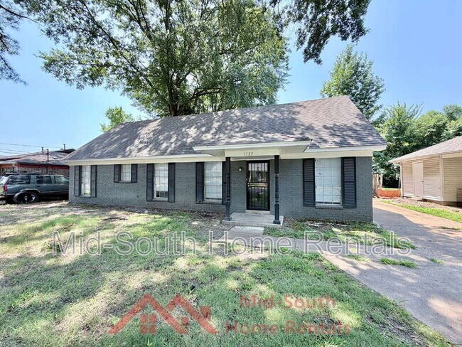 Building Photo - 1733 Gowan Dr