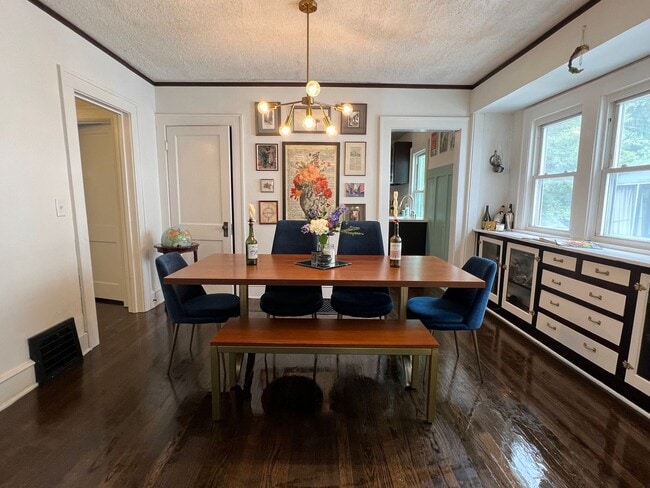 Building Photo - {4331} Updated West Plaza Bungalow + Moder...