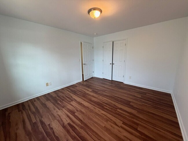 Building Photo - 3 Bedroom 2 Bathroom in a Tri-plex