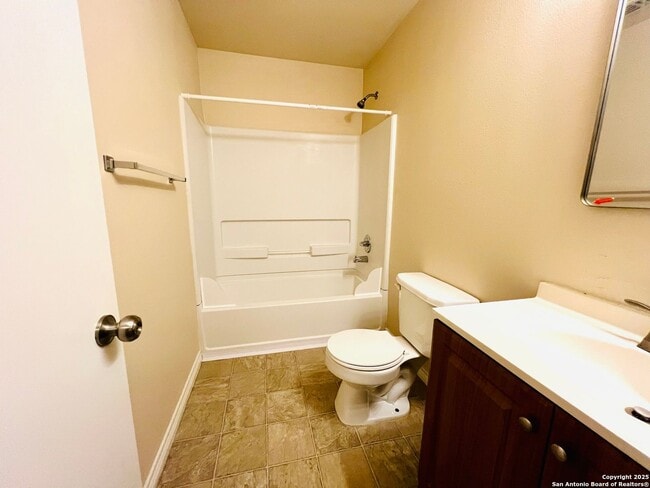 Building Photo - Beautiful Town Home in the Heart of San An...