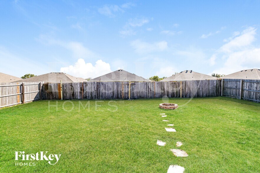 Building Photo - 1818 Willowbrook Dr