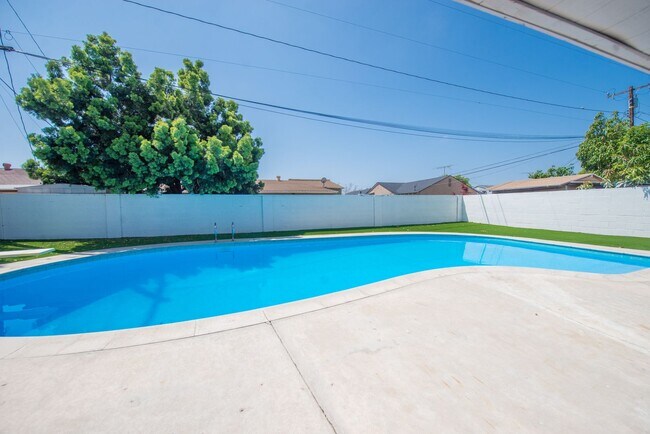 Building Photo - Completely Remodeld W/ Swimming Pool!