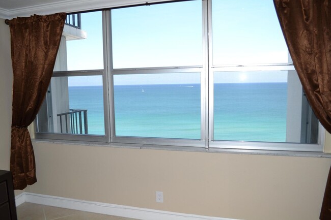 Building Photo - Ocean Front Condo