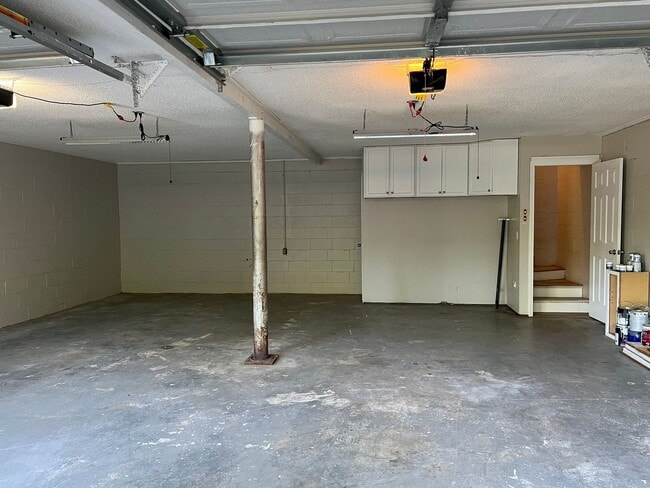 Building Photo - 185 Hickory Tree Ln