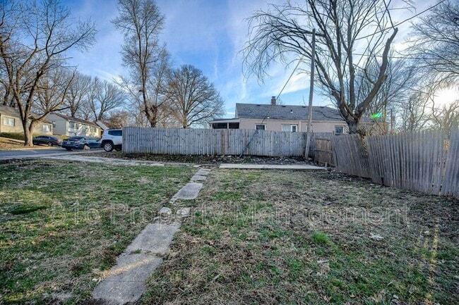 Building Photo - 2819 E 63rd St