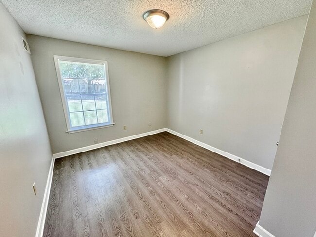 Building Photo - 5595 Briarwood Dr