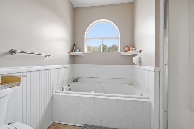 Building Photo - 1721 Chestwood Dr