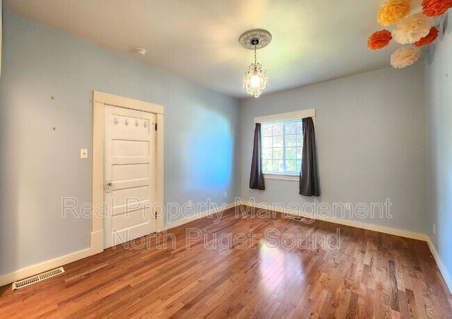 Building Photo - 2115 Oakes Ave