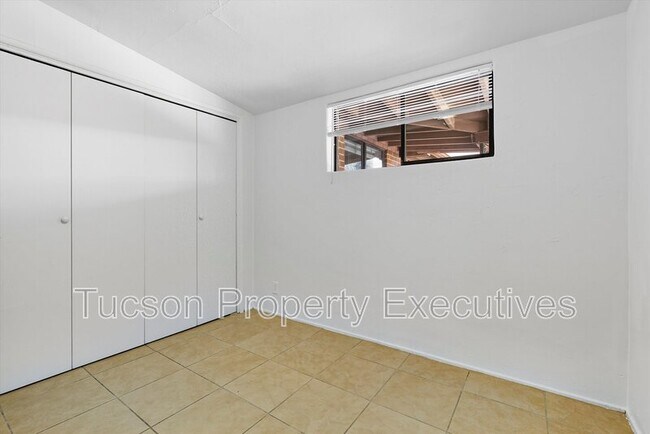 Building Photo - 1662 N Beverly Ave