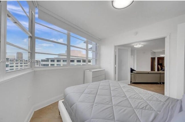 Building Photo - 999 Brickell Bay Dr