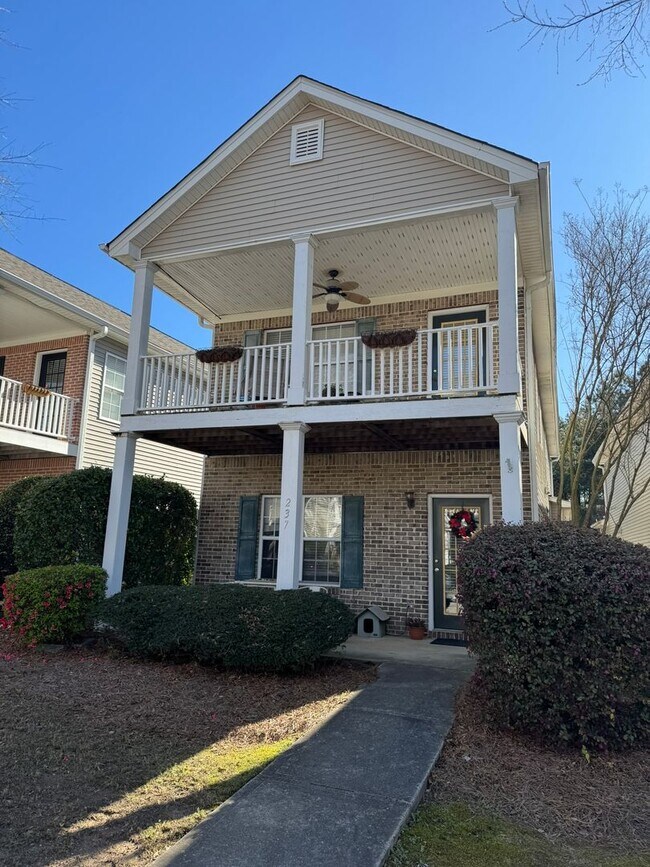 Building Photo - Beautiful East Side Home