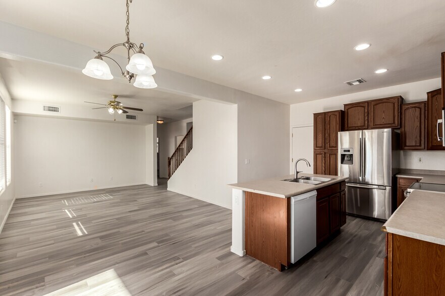 Building Photo - 1927 W Fruit Tree Ln