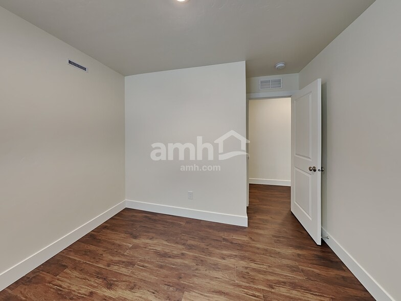 Building Photo - 1423 N Barkvine Ave