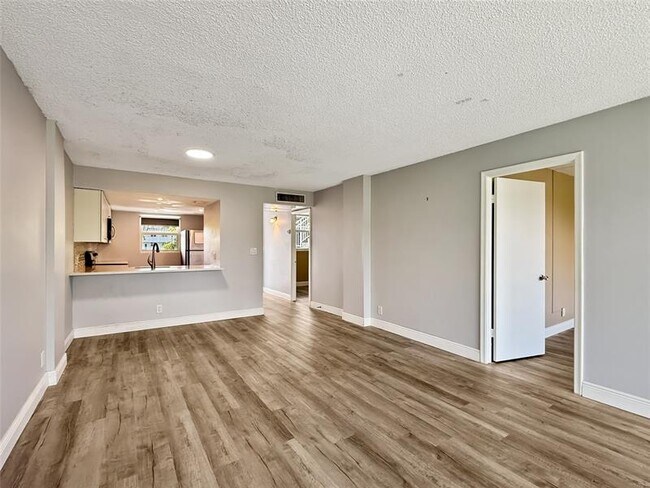 Building Photo - 114 Royal Pk Dr