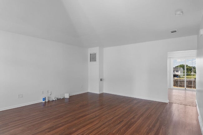 Building Photo - Spacious 4-Bedroom Home for Rent in Prime ...