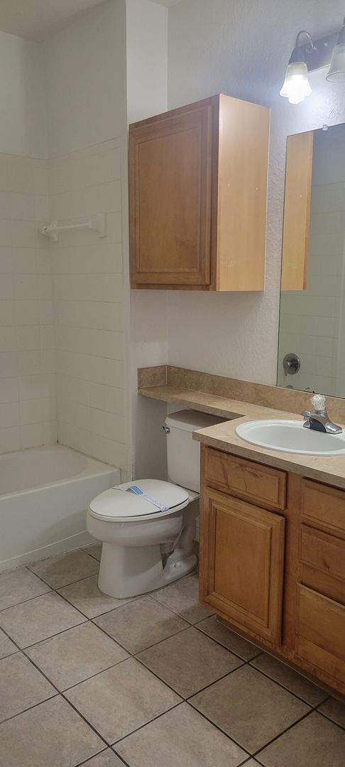 Building Photo - Serenata One bedroom Condo