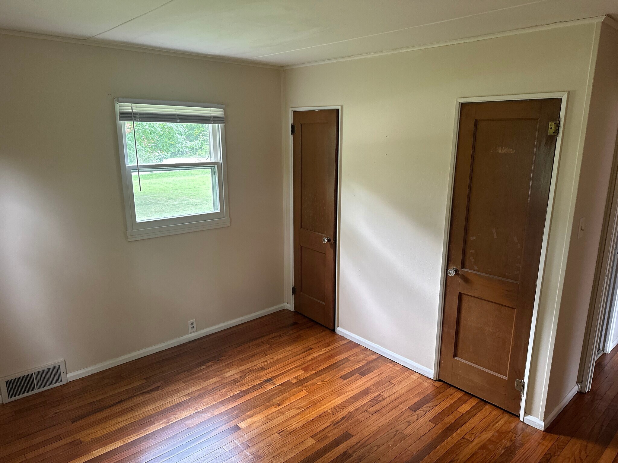 Bedroom - 3952 W Stoutes Creek Rd
