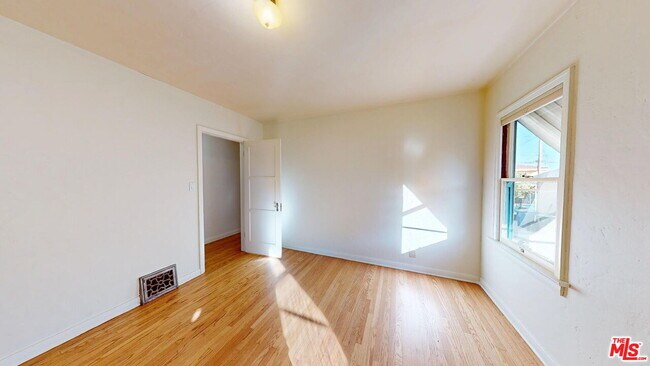 Building Photo - 842 E Walnut Ave