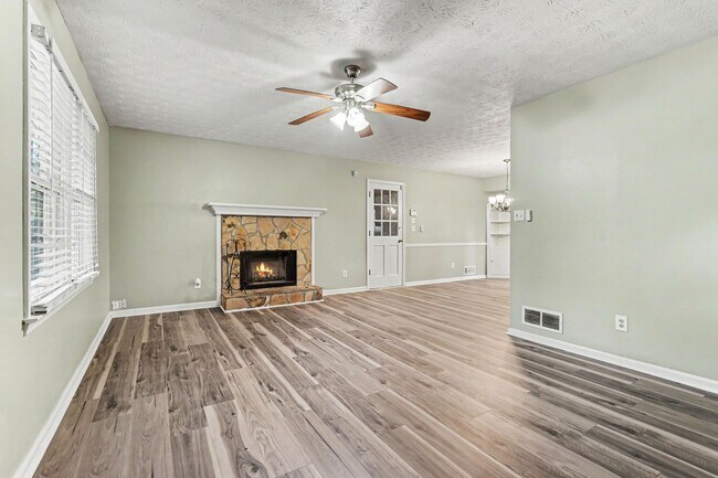 Building Photo - 3030 Green Meadow Ln
