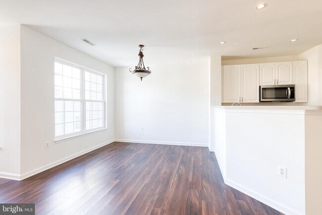 Building Photo - 400 Symphony Cir