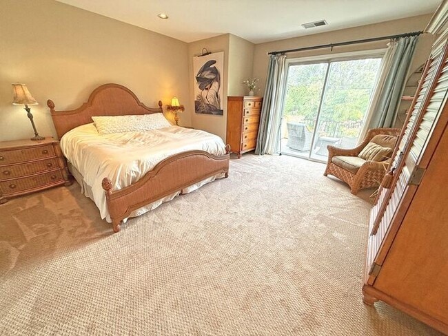Building Photo - 5881 Capilano Dr