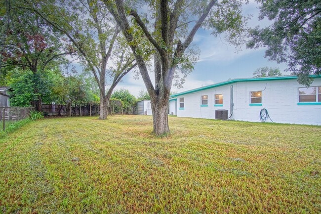 Building Photo - Well-Maintained 3BR/2BA Home with Fenced Y...