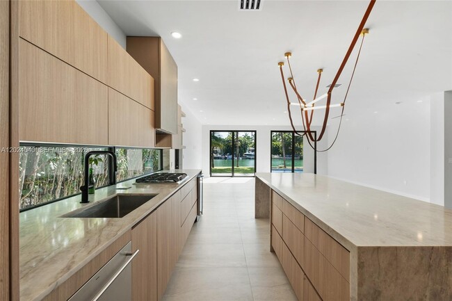 Building Photo - 550 S Shore Dr