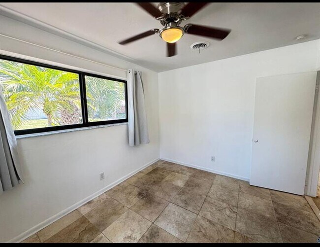 Building Photo - 101 SE 14th Pl