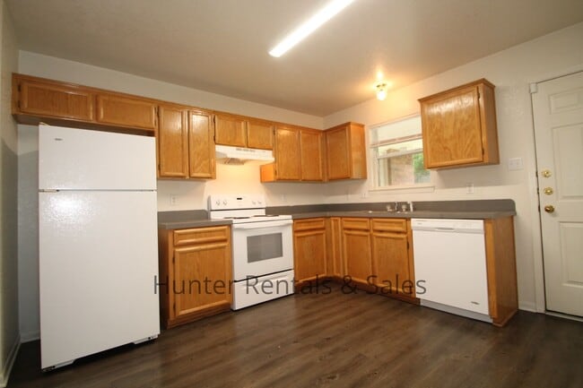 Building Photo - Heights Duplex!