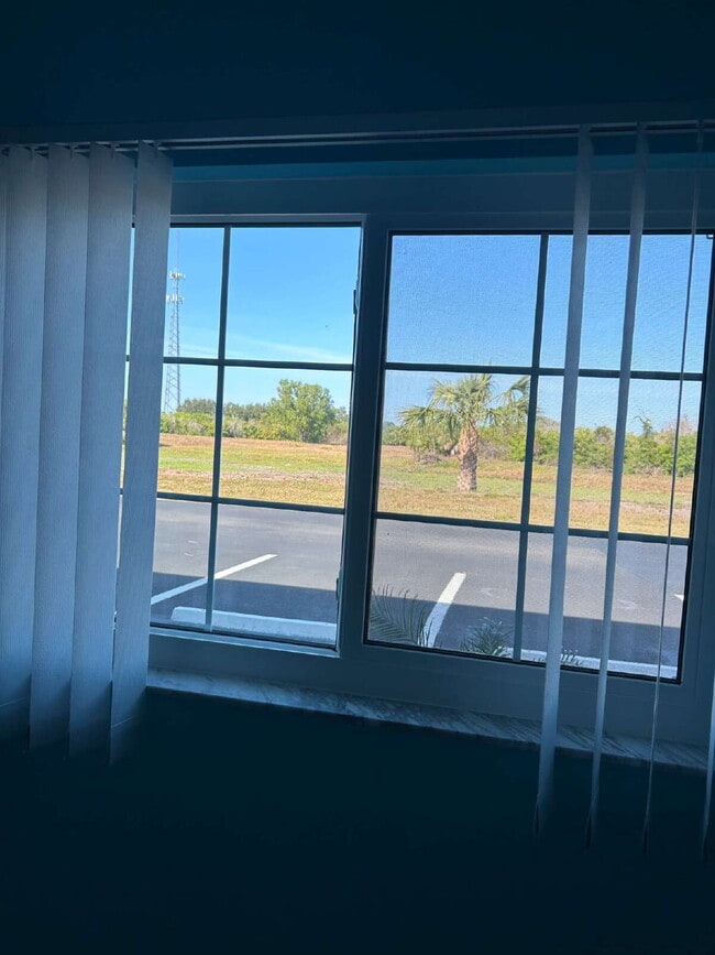 Building Photo - Room For Rent - lake front condo
