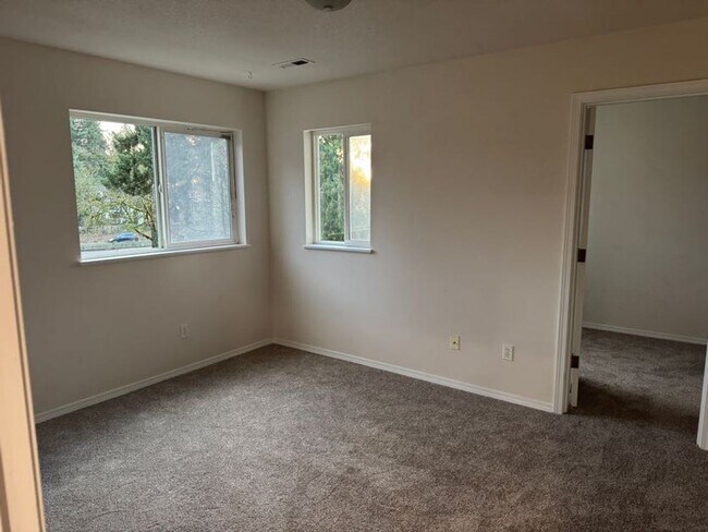 Building Photo - Stunning 2 Bed, 2.5 Bath Townhouse — Fully Renovated!