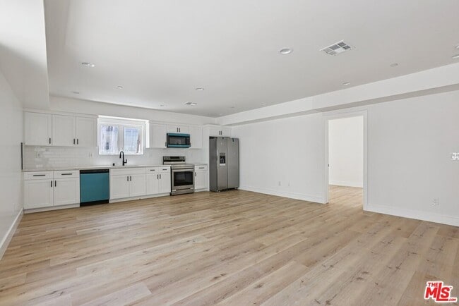 Building Photo - 2111 Holly Dr