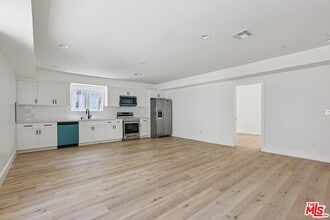 Building Photo - 2111 Holly Dr