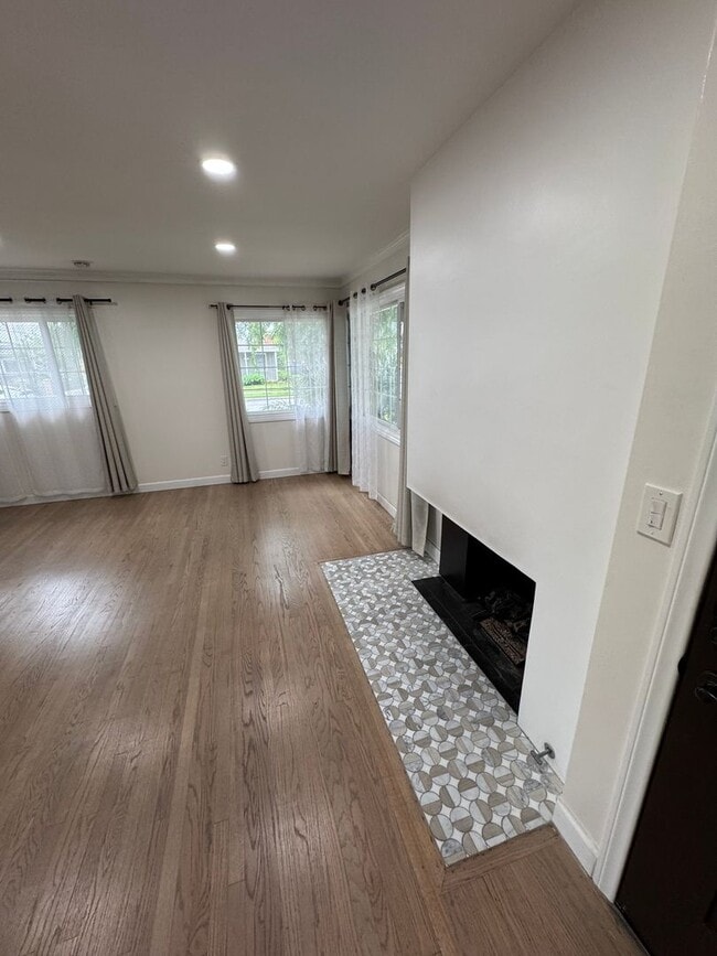 Building Photo - Beautiful 3 bedroom 2 bath Pool Home...  this one is a SHOW STOPPER