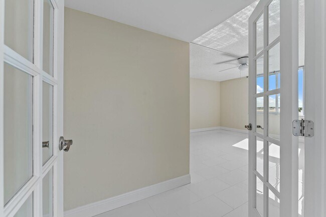 Building Photo - 301 Lake Shore Dr