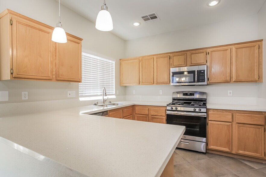 Building Photo - 10413 Sloping Hill Ave