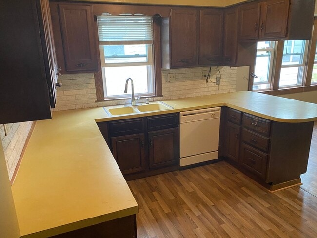 Building Photo - Spacious 5 - Bedroom Home for Lease in Akron