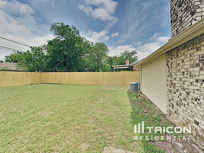 Building Photo - 2908 S Meadow Dr