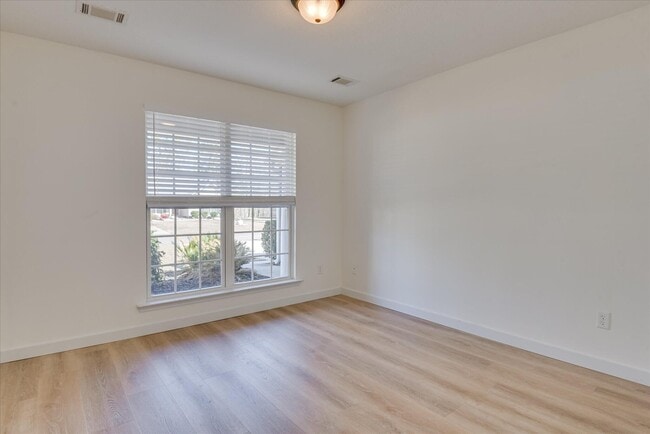 Building Photo - 909 Watsonia Dr