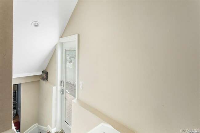 Building Photo - 225 E Walnut St