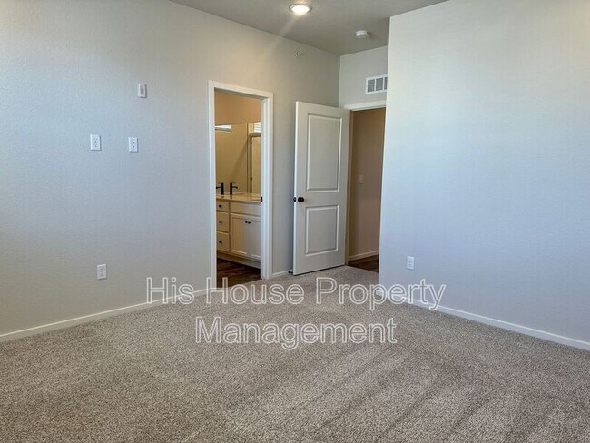 Building Photo - 2080 Autumn Moon Dr