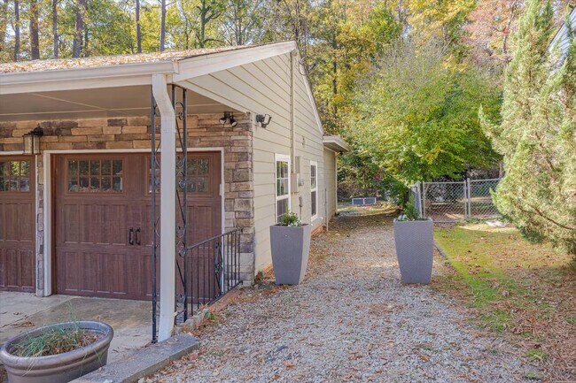 Building Photo - 824 Warren Ave