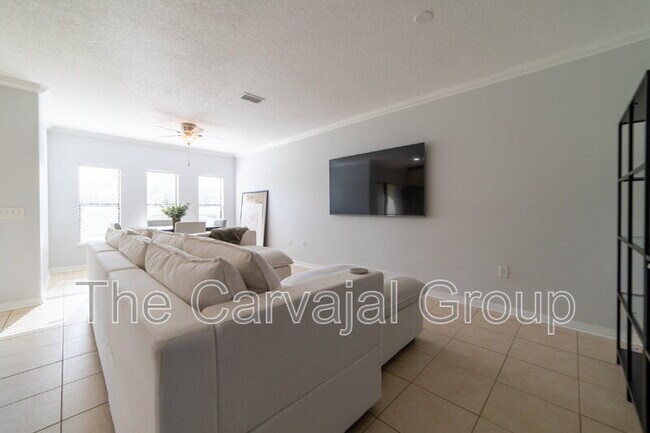 Building Photo - 2210 Seven Oaks Dr