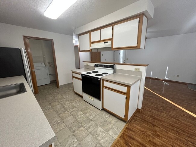 Building Photo - 2 Bedroom Duplex Near the Jim Parsley Community Center!