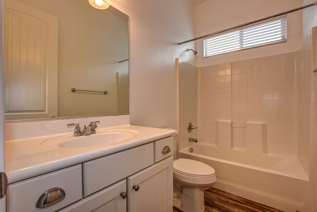 Building Photo - Beautiful 2 Bedroom with Den in Quailwood!