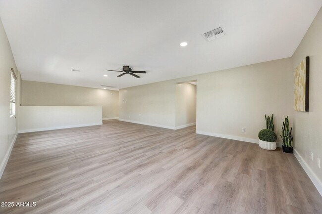 Building Photo - 9423 W Monte Vista Rd