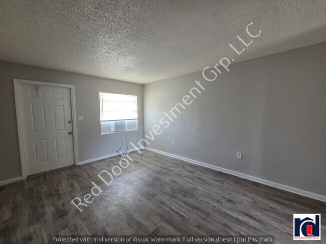 Building Photo - Large 2/1- Minutes from Downtown Leesburg/...