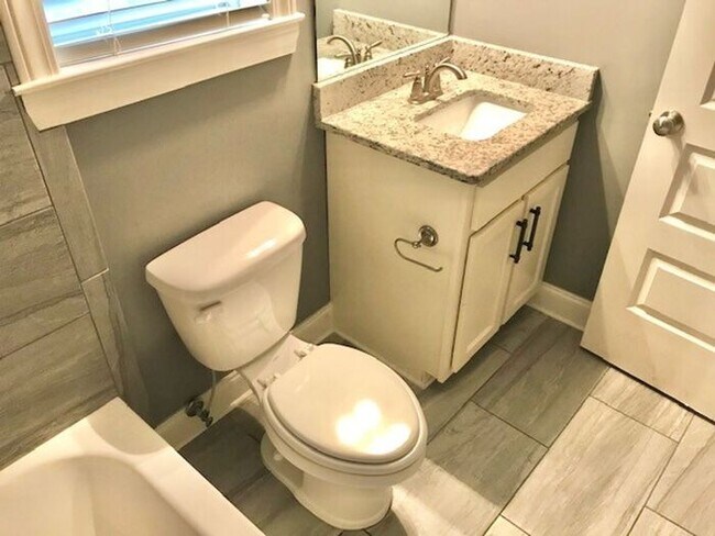 Building Photo - 4 Bedroom 3 Bath Home In Southeast Memphis...