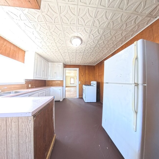 Building Photo - 2 Bedroom on the East Side with Garage