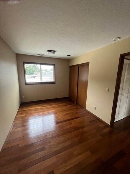 2nd bedroom, window faces east - 7511 N Edgewater Ave